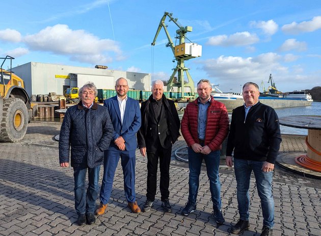 Begrüßung der neuen SHL-Geschäftsführung Florian Klein (2.v.l.) durch SWL-Konzernchef Dr. Achim Grunenberg (Mitte), SHL-Aufsichtsratsvorsitzenden Hugo Becker (l.), neuer technischer Leiter Jörg Hörstemeier (2.v.r.) neben dem ausscheidenden technischen Leiter Jörg Swiedelsky (r.). 